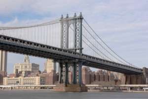 Manhattan Bridge, Leon S. Moisseiff, New York, usa, Hängebrücke in New York City, die den East River überquert und die beiden Stadtteile Lower Manhattan und Brooklyn miteinander verbindet. Am 31. Dezember 1909 war die feierliche Eröffnung