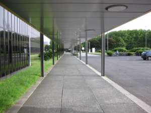 Vattenfall-Zentrale, Arne Jacobsen, Hamburg, deutschland, überdachter Gang zum Vattenfallgebäude von Arne Jacobsen