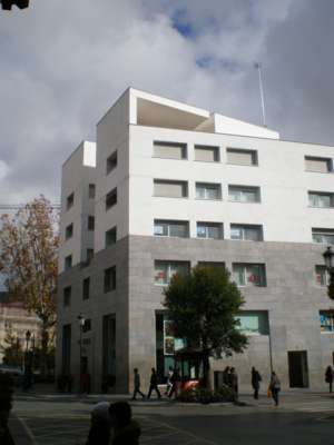 Wohn-und Geschäftsgebäude, Alvaro Siza, Granada, spanien, Eckgebäude, Massivbau, Natursteinsockel, Putzfassade