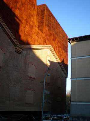 Caixa Forum, Herzog de Meuron, Madrid, Spanien, Bauen im Bestand,Neubau,Erweiterung,monolithisch,Fassade