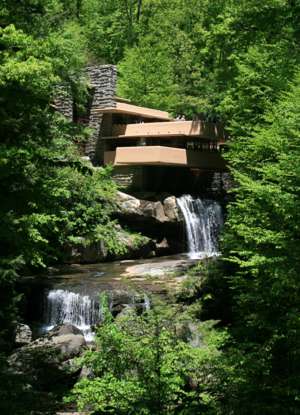 Fallingwater, Frank Lloyd Wright, Pennsylvania, USA, Außenansicht,Wasserfall,Natursteinfassade
