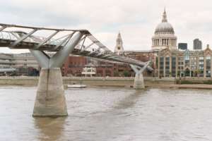 Millennium Bridge, Norman Foster and Anthony Caro, London, England, Fußgängerbrücke ,Tate Modern,Southwark,erdverankerte Hängebrücke,Schwingungstilger,Eigenfrequenz