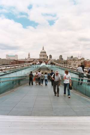 Millennium Bridge, Norman Foster and Anthony Caro, London, Southwark, England, Fußgängerbrücke ,Tate Modern,Southwark,erdverankerte Hängebrücke,Schwingungstilger,Eigenfrequenz