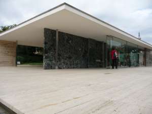 Barcelona Pavillon, Ludwig Mies van der Rohe, Barcelona, spain, Pavillon, Weltausstellung, fließender Raum, Stahlstützen, Wandelemente