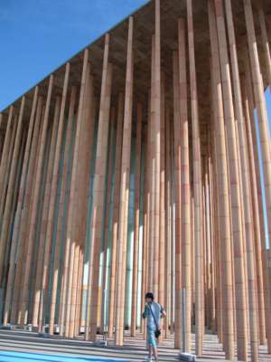 Spanischer Pavillon, Francisco Mangado, Zaragozza, spain, Expo Zaragozza, Nachhaltigkeit, Wasser, Stahlsäulen mit Ton-Verkleidung