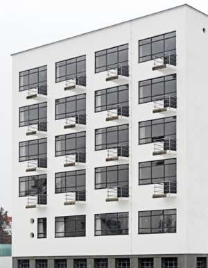 Bauhaus Dessau, Walter Gropius, Dessau, deutschland, moderne, bauhaus, lochfassade, balkone, serielle architektur