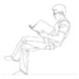 Mann seitlich sitzend+lesend