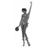 Frau im Bikini mit Ball