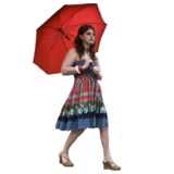 Frau in Sommerkleid mit Schirm