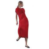 Blonde Frau, rotes Kleid