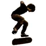 Junge auf Skateboard, springend