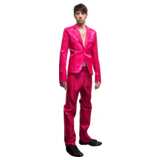 Mann, stehend, pinker Anzug