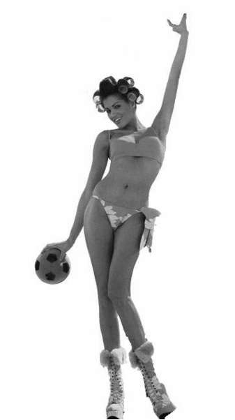 Frau im Bikini mit Ball