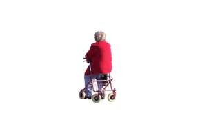 alte Frau auf Rollator sitzend