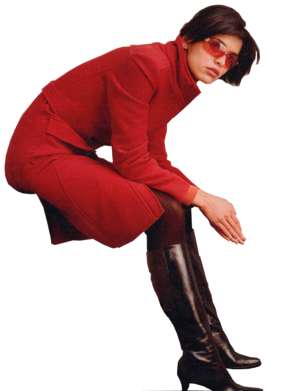 Frau, sitzend, roter Mantel