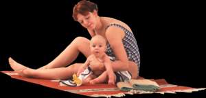 Frau mit Kleinkind auf Decke